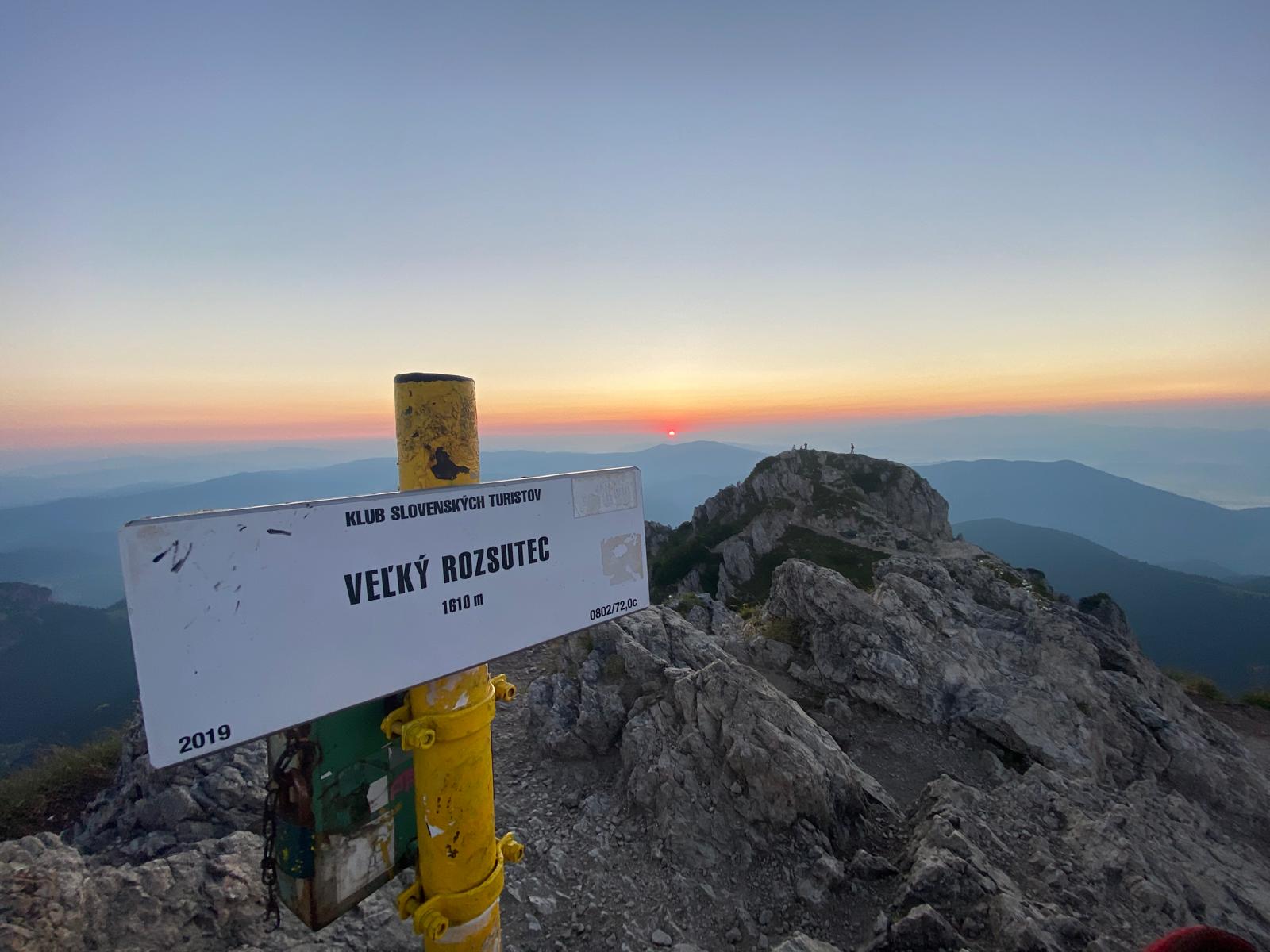 Veľký Rozsutec - vstup zo Štefanovej Vrchol Veľkého Rozsutca 1610 m pri západe slnka v Malej Fatre